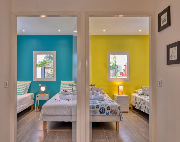 La chambre turquoise et jaune